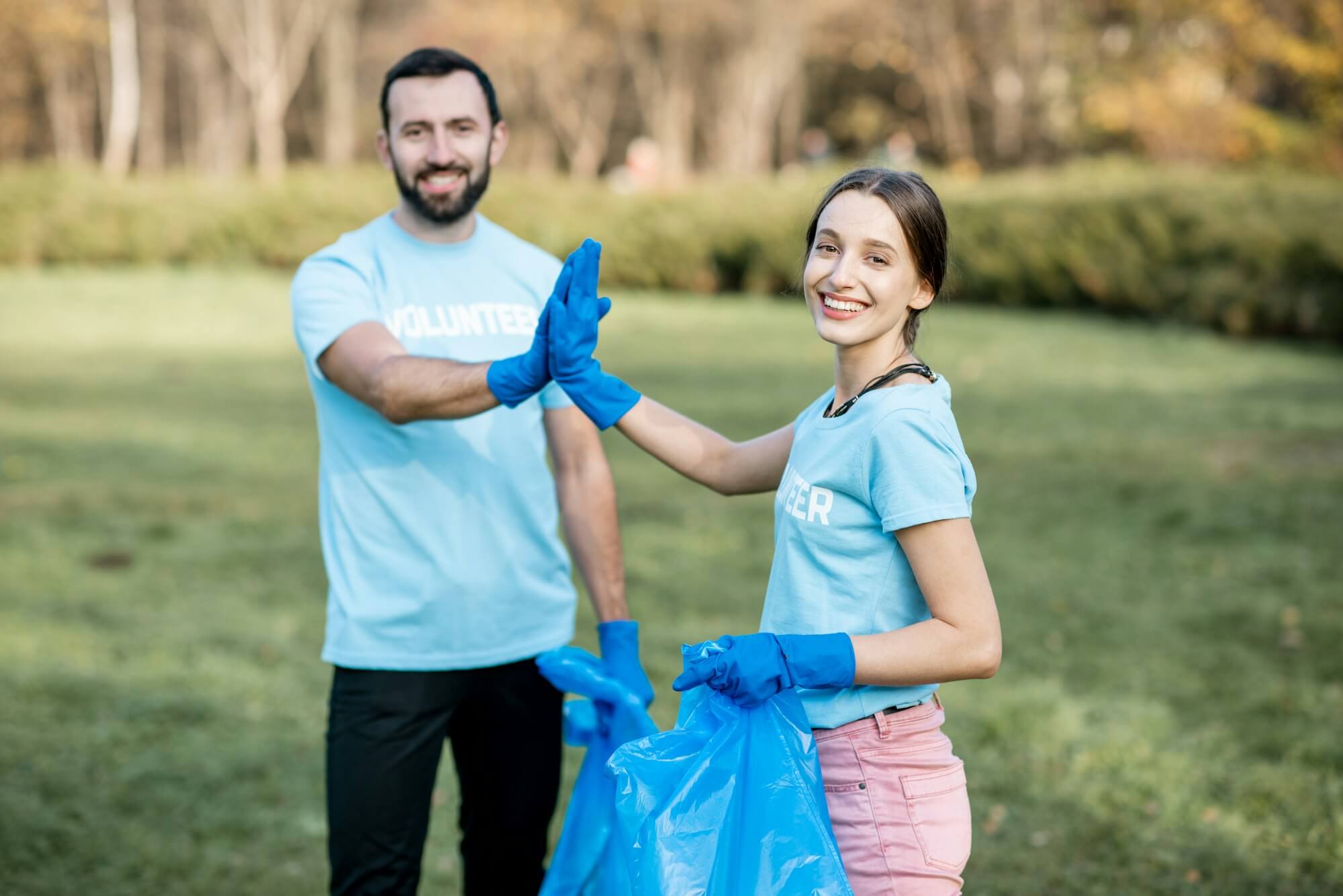 happy-volunteers-in-the-paark.jpg